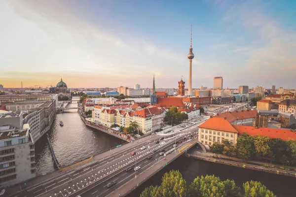 Berliner Stadtansicht mit Fernsehturm und Spree