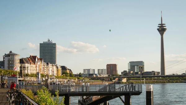 Rheinufer in Düsseldorf mit Rheinturm